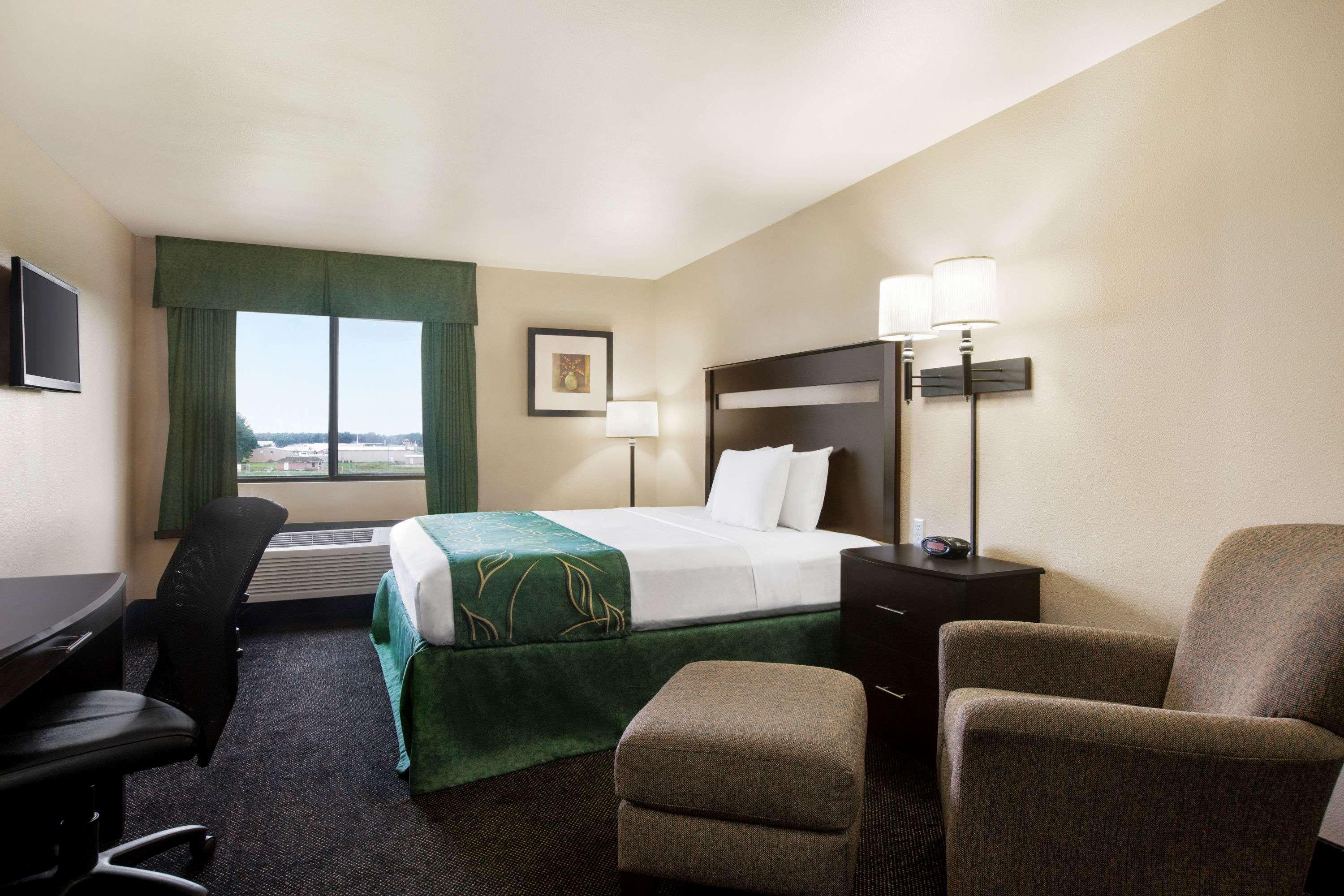 Travelodge By Wyndham Livonia Exterior foto