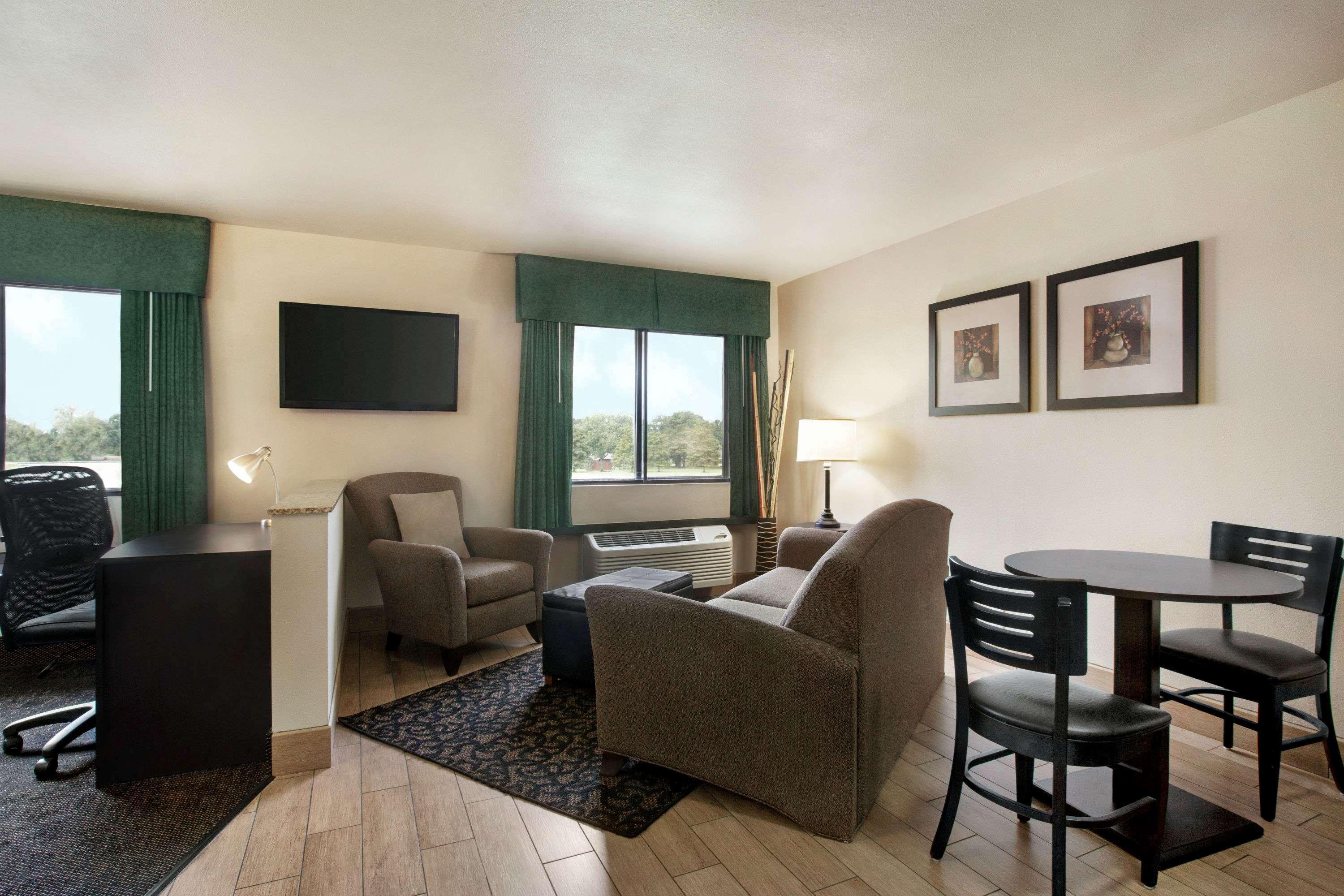 Travelodge By Wyndham Livonia Exterior foto