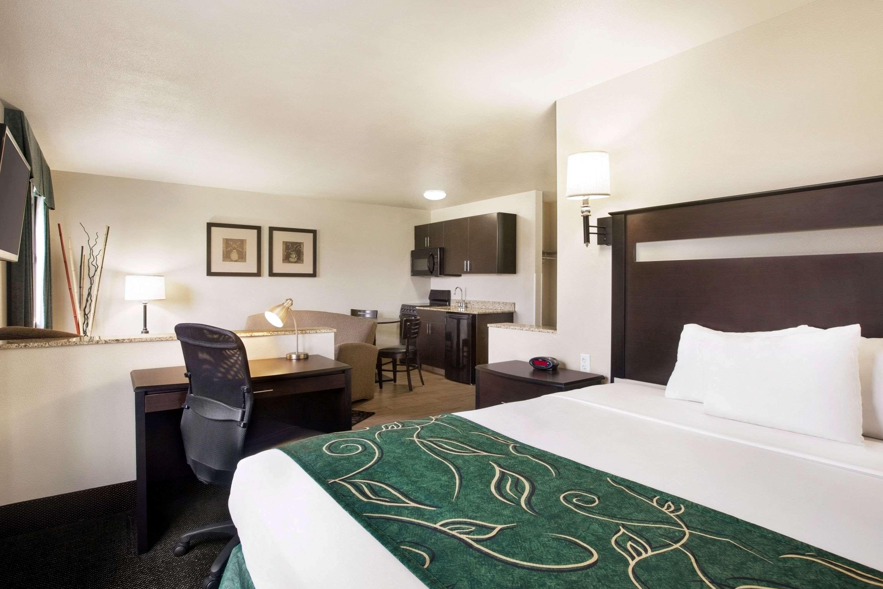 Travelodge By Wyndham Livonia Exterior foto