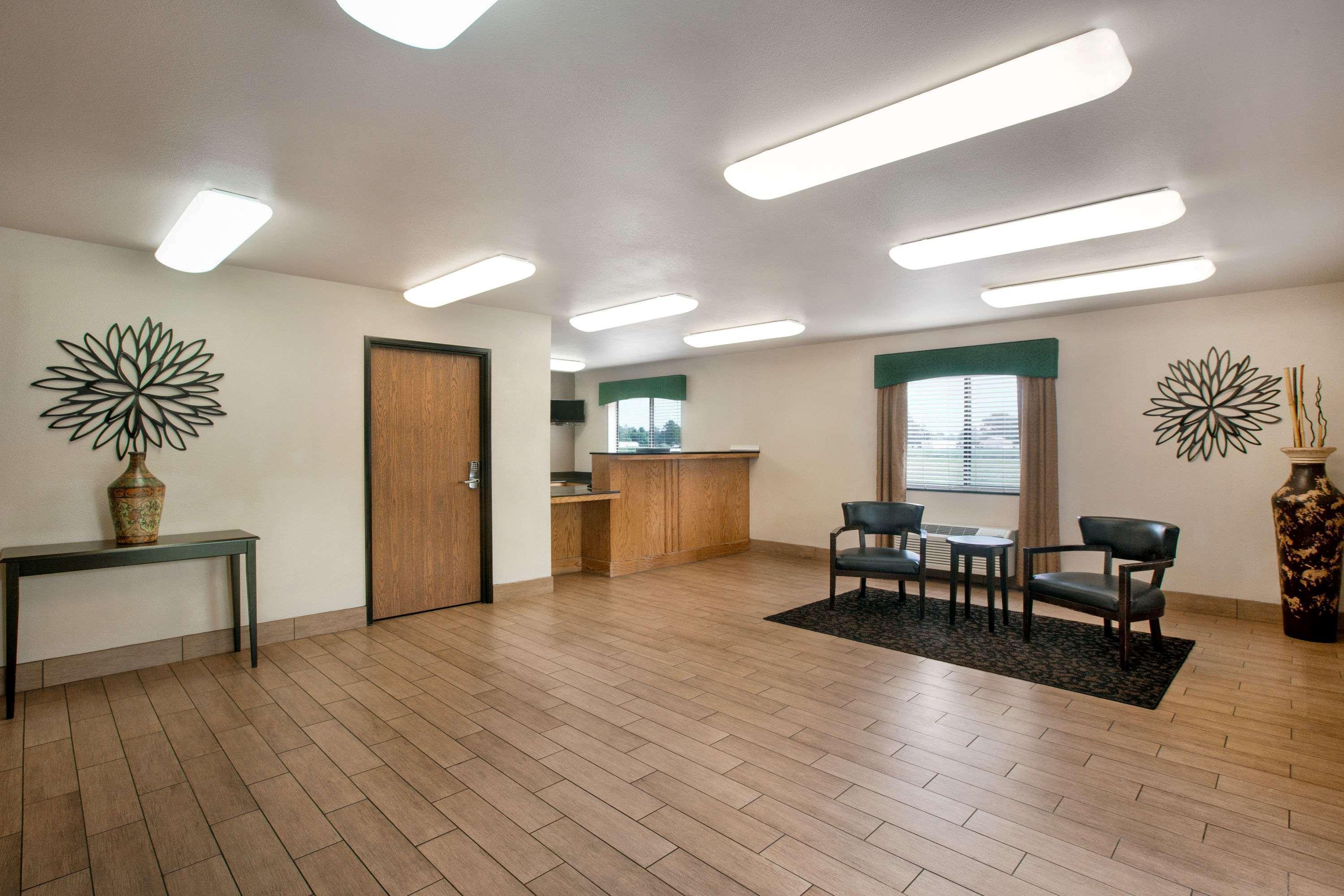 Travelodge By Wyndham Livonia Exterior foto