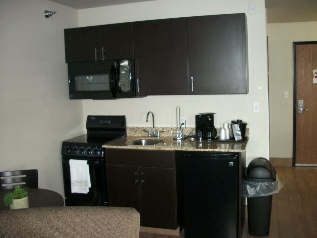 Travelodge By Wyndham Livonia Exterior foto