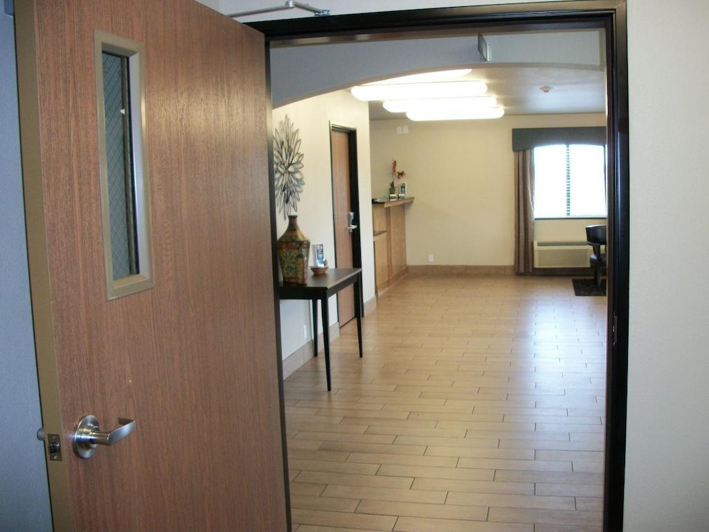 Travelodge By Wyndham Livonia Exterior foto