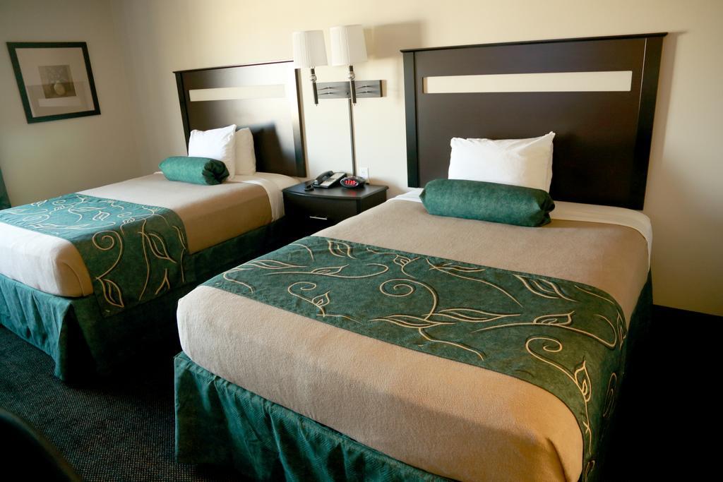 Travelodge By Wyndham Livonia Exterior foto